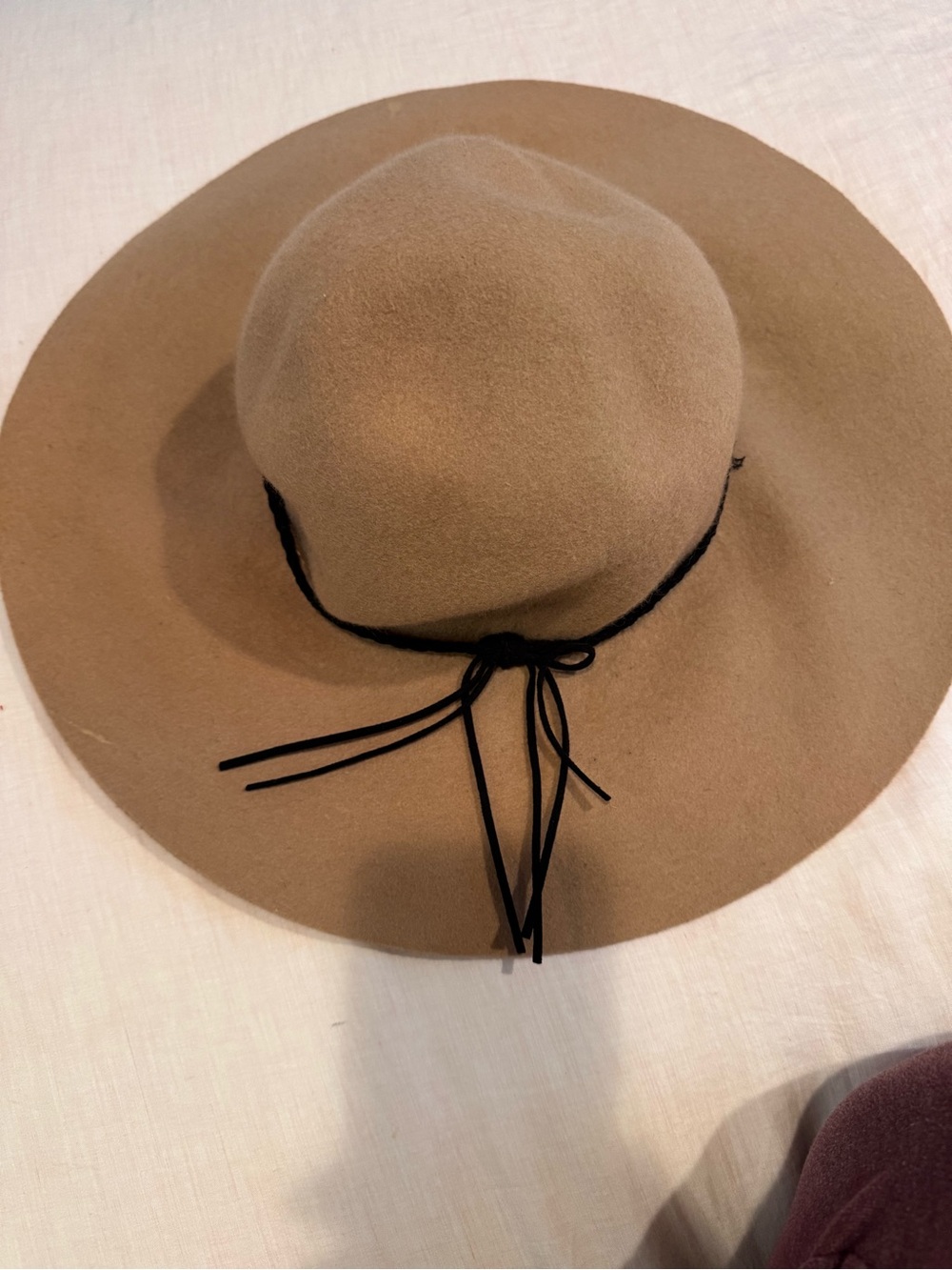 American Eagle Outfitters Wide Brim Felt Hat in Camel with Black Tie